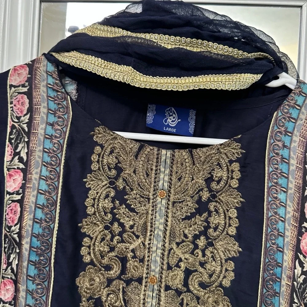 Pakistani Indian Desi Outfit Navy Embroidered pakistani silk dress - Picture 4 of 6